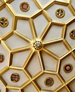 سقف مزخرف بنقوش هندسية إسلامية مذهّبة